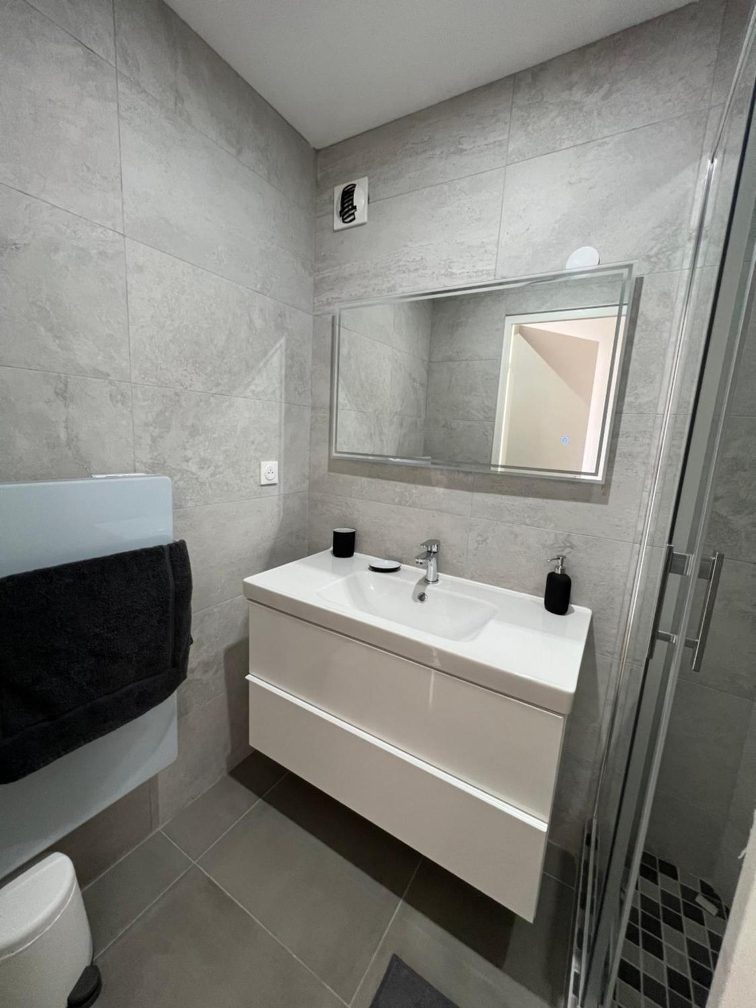 Super 4 Pieces Refait A Neuf Villeurbanne Exterior foto